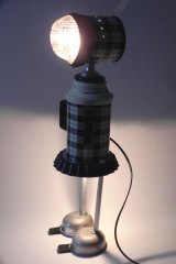 Fille lumineuse avec thermos vintage , ramequin, chambre à air, mini moules, poignées. Noir et blanc.