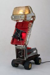 Sculpture lampe Camion frite. Vieux camion Joustra rouillé démonté et recomposé avec un coupe frite articulé.