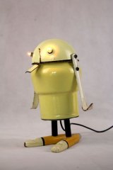 Personnage en émail jaune. Assemblage d'une louche, d'un pot et deux manches vintages.