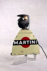 Sculpture profil d'homme graphique, assemblage d'un élément de machine à trancher, plaque publicitaire de MARTINI et clenches. 