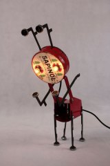 Bestiole avec boite SAPINOL et touches de machine à écrire. Sculpture assemblage articulé lumineux. Rouge à quatre pattes. Art populaire.