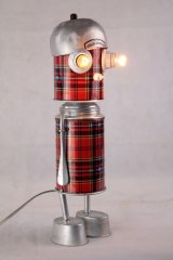 Sculpture écossaise rouge, personnage par assemblage avec un thermos, une gourde, deux moules, tube et deux manches de cuillères.