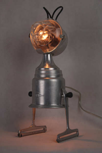 Année de création: 2024. Dimensions: 33x 14 x 14 cm. Poids: 0.5 kg. Matières: verre, aluminium, plastique. Composition: tasse, ramequin, filtre, tranchoir. Alimentation: 230 V E14 led . Pièce unique.
